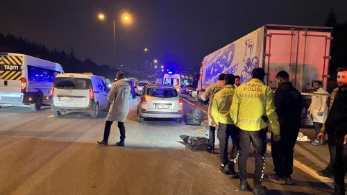 İstanbul Başakşehir’de TEM otoyolunda arızalanan tıra çarpan motosikletli hayatını kaybetti
