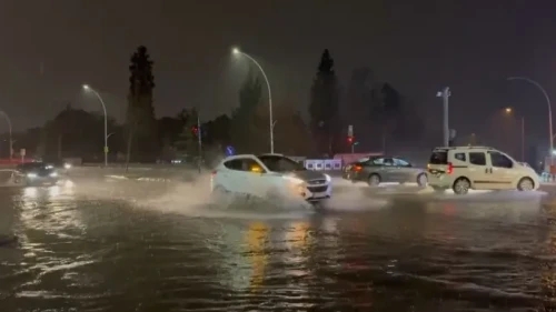 Bursa’da sağanak sonrası rögarlar taştı, cadde göle döndü