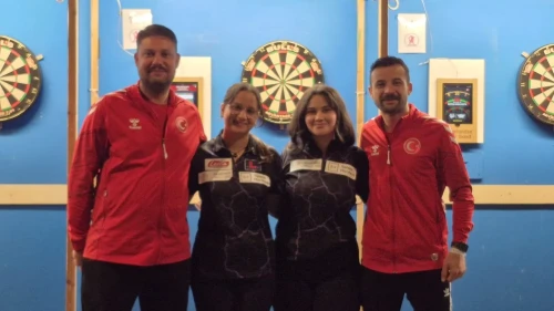 Denizlili dartçılar Hollanda’da çift kadınlar kategorisinde şampiyon oldu