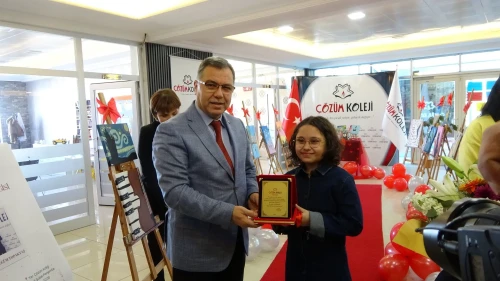 Yozgat'ta genç yetenek Alya ilk kişisel resim sergisini açtı