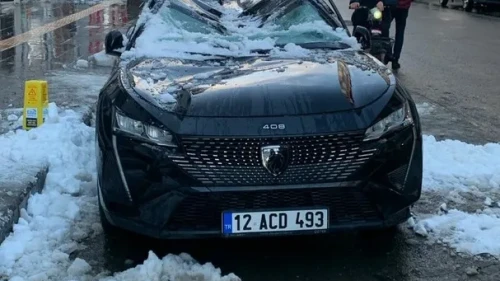 Bingöl'de çatıdan düşen kar park halindeki otomobile zarar verdi