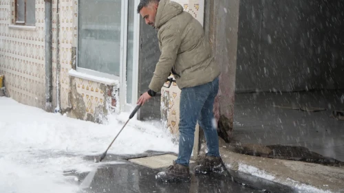 Bayburt’ta esnaf kar temizliği için basınçlı su kullandı