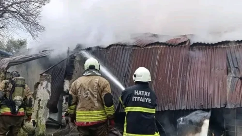 Dörtyol'da çıkan ev yangını itfaiye ekiplerince söndürüldü
