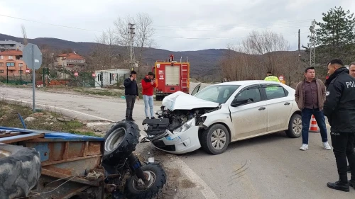 Kastamonu'da otomobil ile pat pat çarpıştı, 3 kişi yaralandı