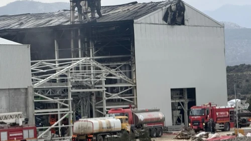 Milas'ta fabrika inşaatındaki yangın itfaiye ekipleri tarafından kontrol altına alındı