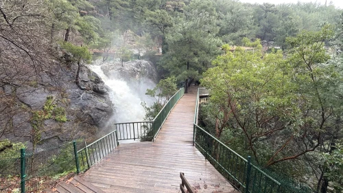 Balıkesir’de Kazdağları’nın Sütüven Şelalesi yağışlar ile Niagara’ya benzetildi