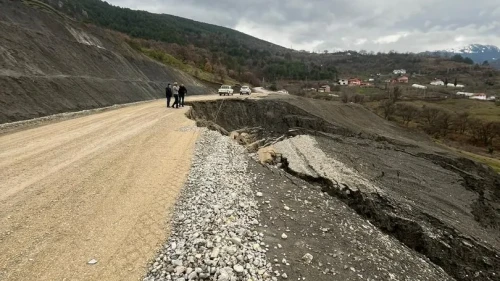 Şenler Köyü yolu heyelan nedeniyle ulaşıma kapandı
