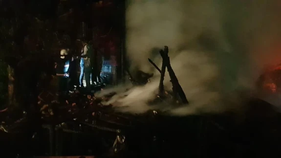 Sakarya Taraklı samanlık yangını ahşap evi yok etti