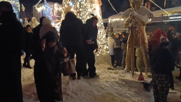 Uludağ'da yılbaşı kutlamasında yaşlı teyzenin dansı renkli görüntüler oluşturdu
