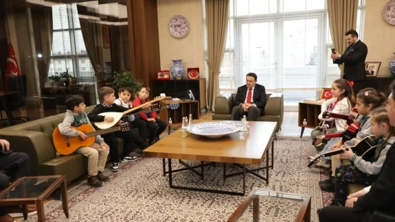 Kütahya Valisi Musa Işın, Halk Eğitim Merkezi müzik topluluğu öğrencilerini kabul etti