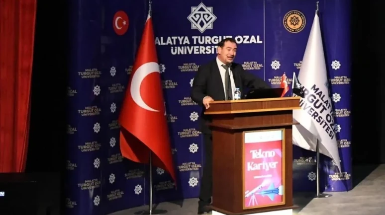 Türkiye'nin ilk uzay mühendisi Turgay Karakaş MTÜ'de öğrencilerle bir araya geldi