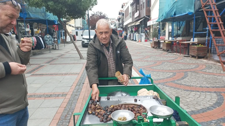 Edirne'de 50 yıldır kestane satarak geçimini sağlayan Yılmaz Erol'un hikayesi