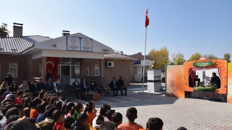 Van’da İpekyolu’ndaki öğrenciler tiyatro müzik ve ebruyla buluştu