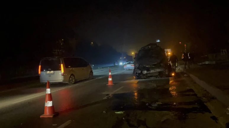 Eskişehir'de kontrolden çıkan araç direği devirip karşı şeride geçti