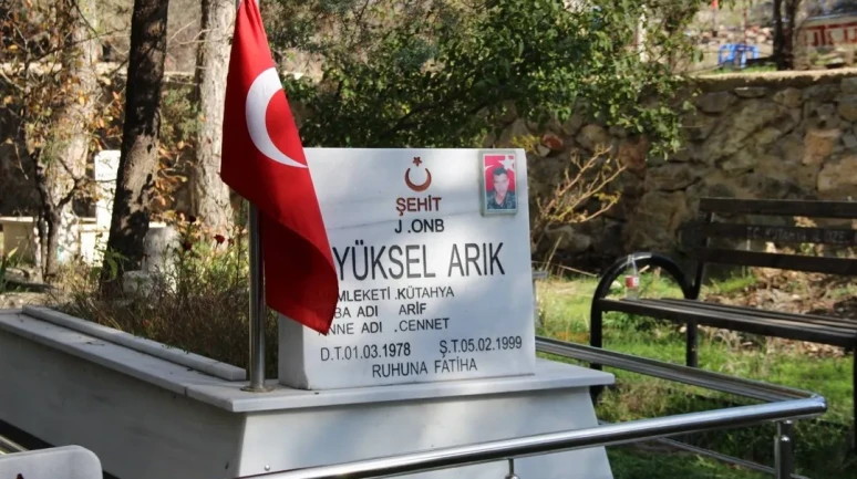 Hisarcık Kaymakamı Erkan Atam şehit Yüksel Arık'ın mezarını ve ailesini ziyaret etti