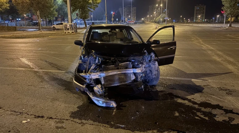 Kayseri'de iki otomobilin çarpışması sonucu bir araç takla attı ve 2 kişi yaralandı
