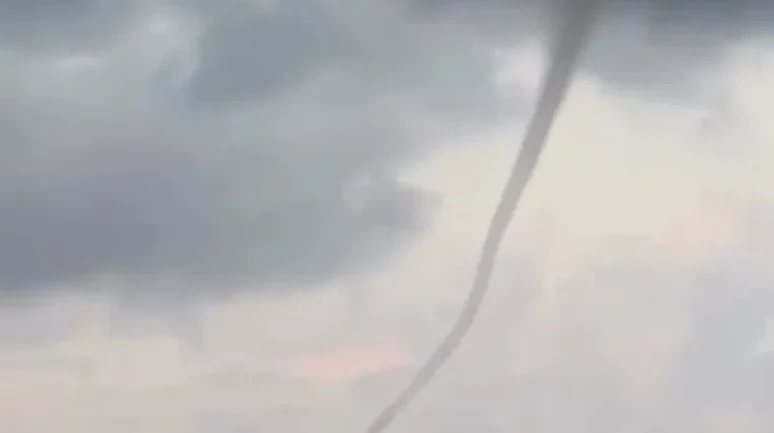 Antalya'nın Alanya ilçesinde denizde oluşan hortum cep telefonuyla kaydedildi