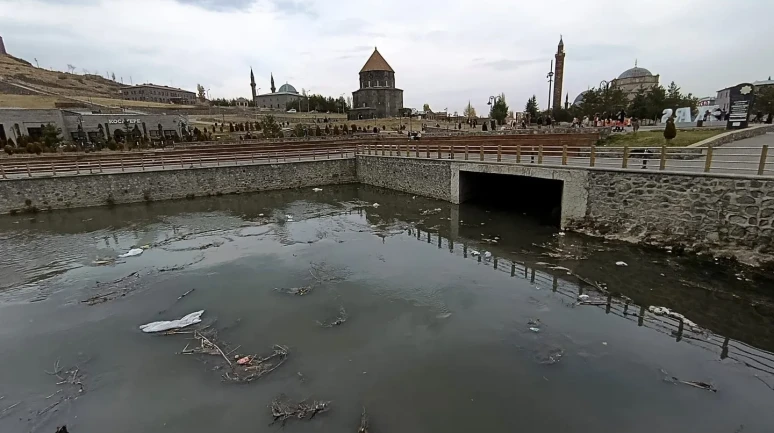 Kars Çayı'ndaki kirlilik doğal yaşamı ve şehir estetiğini tehdit ediyor
