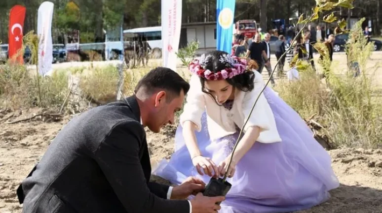 Muğla'nın Kavaklıdere ilçesinde 11 çift fidan dikerek geleceğe nefes oldu
