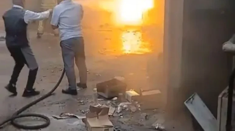 Ümraniye'de depoda çıkan yangında bir işçi dumandan etkilendi.