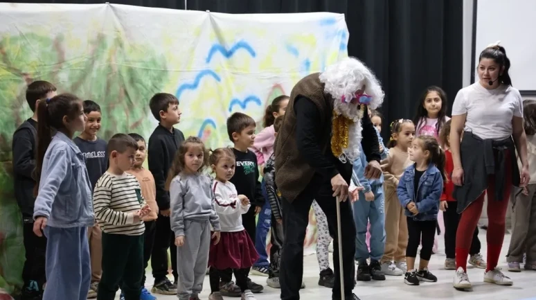 Kartepe Belediyesi büyüklere ve küçüklere tiyatro ziyafeti sundu