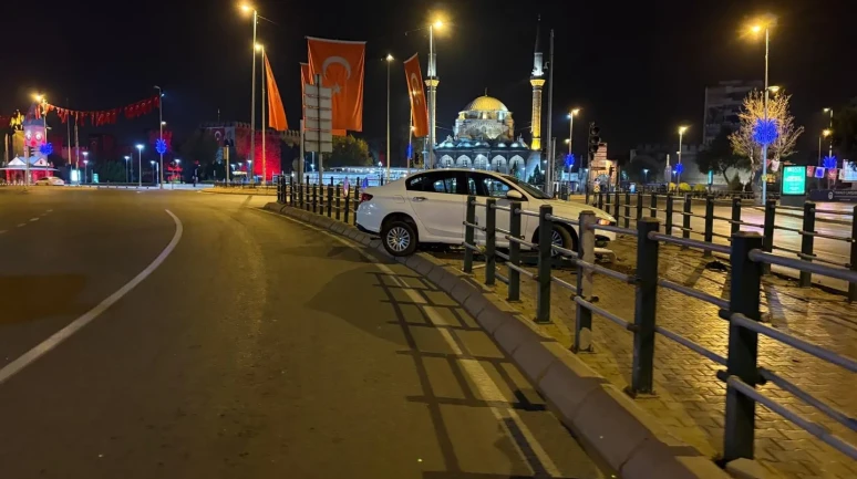 Kayseri’de seyir halindeyken uyuyan sürücü bariyerlere çarptı