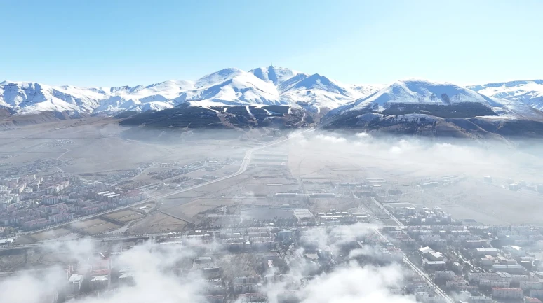 Erzurum'da sisin bürüdüğü şehir masalsı bir görünüme kavuştu