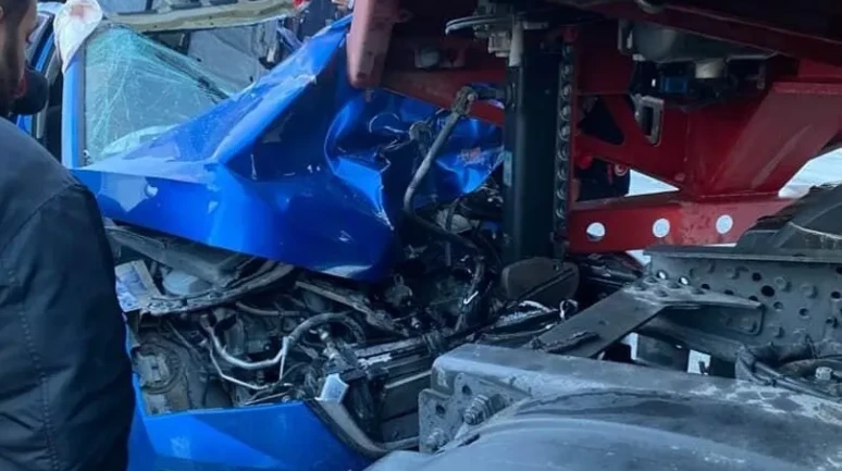 Hatay'da otomobil ile demir boru yüklü tır çarpıştı, iki kişi yaralandı