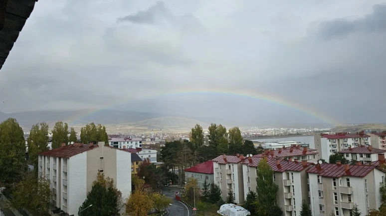Tatvan'da Van Gölü üzerinde yağmur sonrası gökkuşağı etkileyici manzara oluşturdu