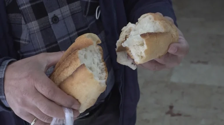 Eskişehir'de aldığı ekmeğin içinden çıkan poşet parçası vatandaşı şoke etti