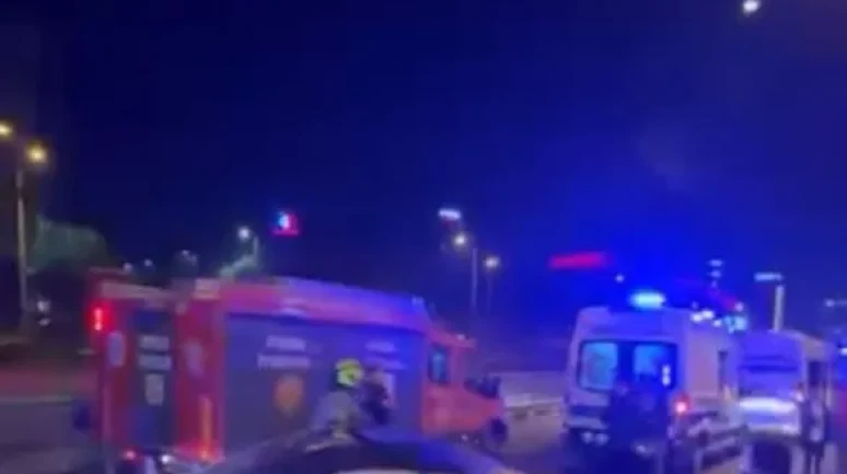 Bursa'da otomobilin direğe ve minibüse çarpması sonucu 6 kişi yaralandı