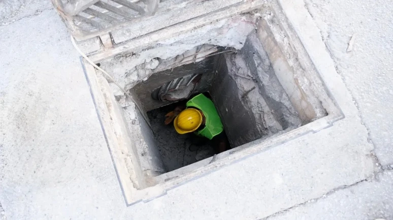 Antalya'da ASAT ekipleri Kepez'de yağmur suyu hatlarını temizliyor