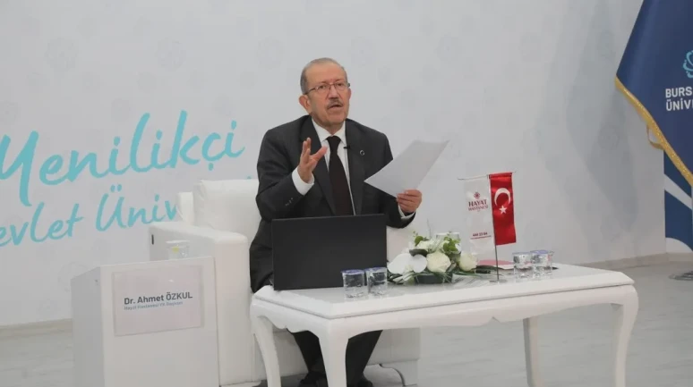 Bursa'da Dr. Ahmet Özkul öğrencilere hayatın içinde olarak iz bırakmanın önemini anlattı