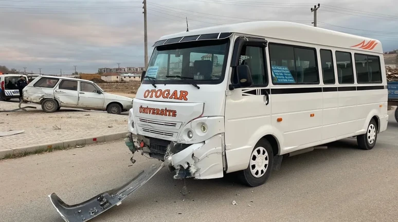 Karaman’da yolcu minibüsü ile otomobilin çarpışması sonucu 2 kişi yaralandı