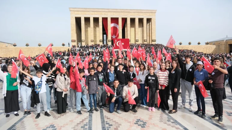 Eskişehir'de Sivrihisar Belediyesi öğrencilerle Anıtkabir'i ziyaret etti