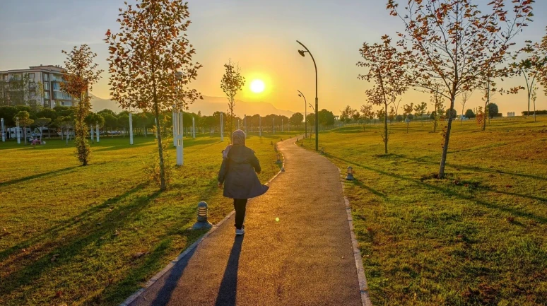 Manisa'da Güzelyurt Mahallesi sonbahar renkleriyle kartpostal manzarasına büründü
