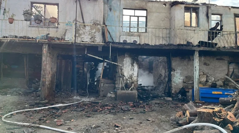 Aydın'ın Bozdoğan ilçesinde çıkan yangında bir ev küle döndü komşu evde büyük hasar