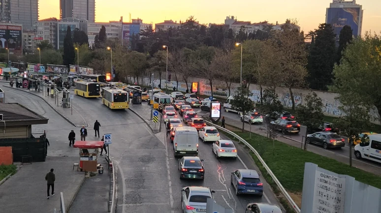 İstanbul'da okulların açılmasıyla sabah trafiği yoğunlaştı