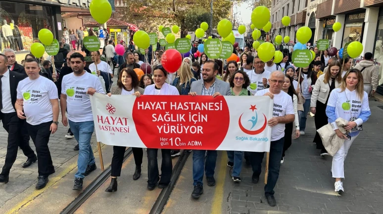 Bursa'da sağlık çalışanları diyabet farkındalığı için yürüdü ve yeşil balonlar gökyüzüne bırakıldı