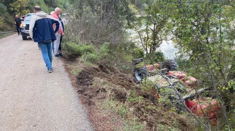 Antalya'da kontrolden çıkan iş makinası şarampole devrildi, operatör hastaneye kaldırıldı
