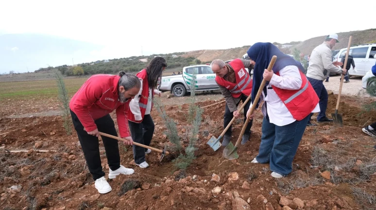 İnegöl’de milli ağaçlandırma seferberliği kapsamında binlerce fidan toprakla buluştu