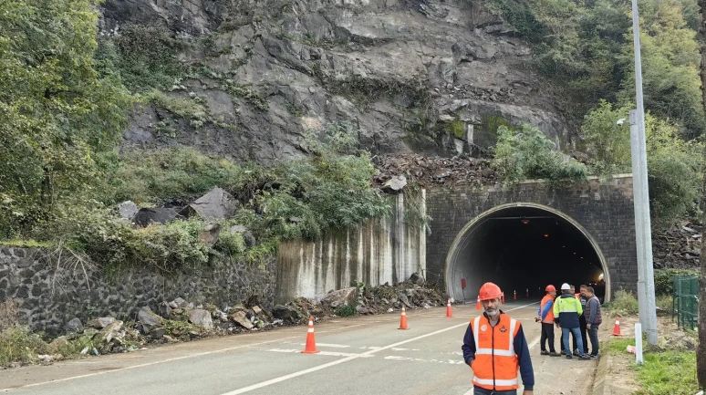 Artvin’de Sarp Sınır Kapısı yolunda heyelan nedeniyle kısa süreli ulaşım kesintisi