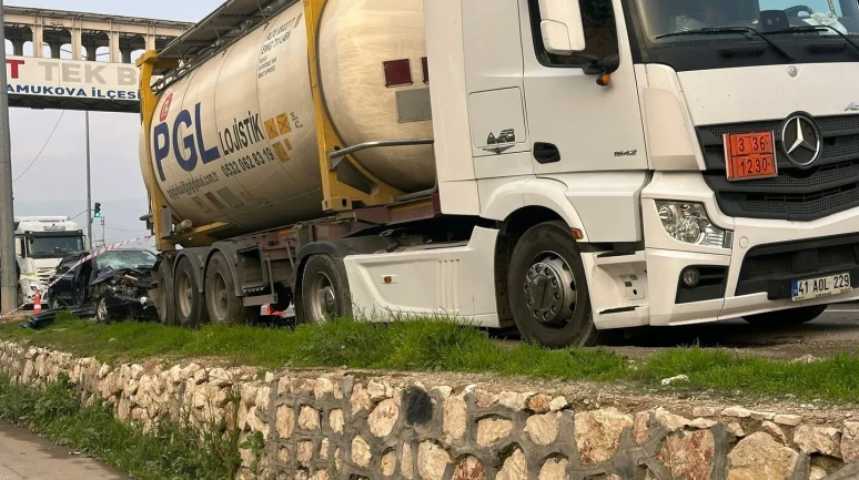 Sakarya'da park halindeki tıra çarpan otomobil hurdaya döndü, 3 kişi yaralandı
