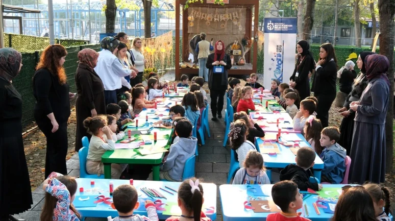 Kocaeli'de çocuklar deprem çantası hazırladı ve "çök-kapan-tutun" tatbikatına katıldı