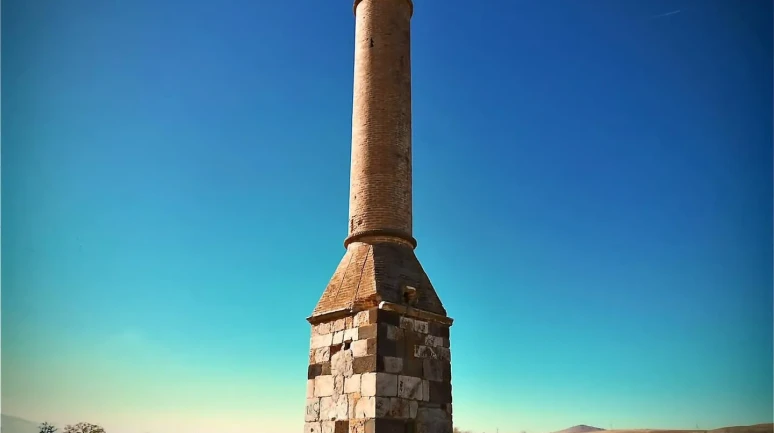 Afyonkarahisar’da 200 yıllık Selçuklu minaresi yangına rağmen ayakta kalmayı başardı