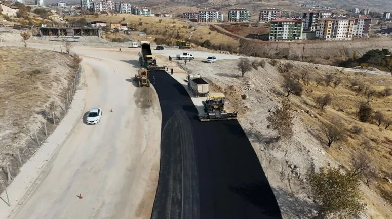 Elazığ'da yol yenileme çalışmaları kent genelinde yoğun şekilde devam ediyor