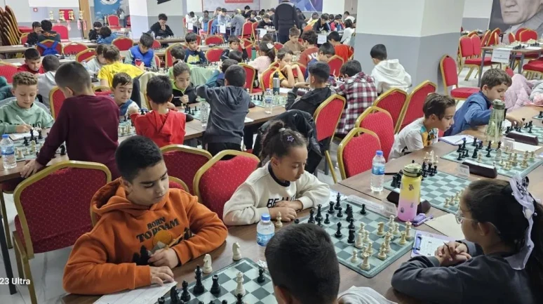 Elazığ Cumhuriyet Kupası ELO Satranç Turnuvası renkli görüntülerle sona erdi