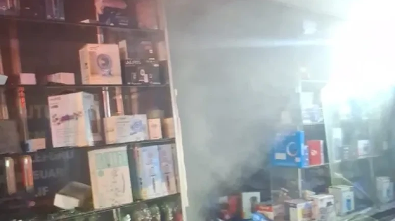 İzmir'in Aliağa ilçesinde cep telefonu aksesuar mağazasında yangın çıktı