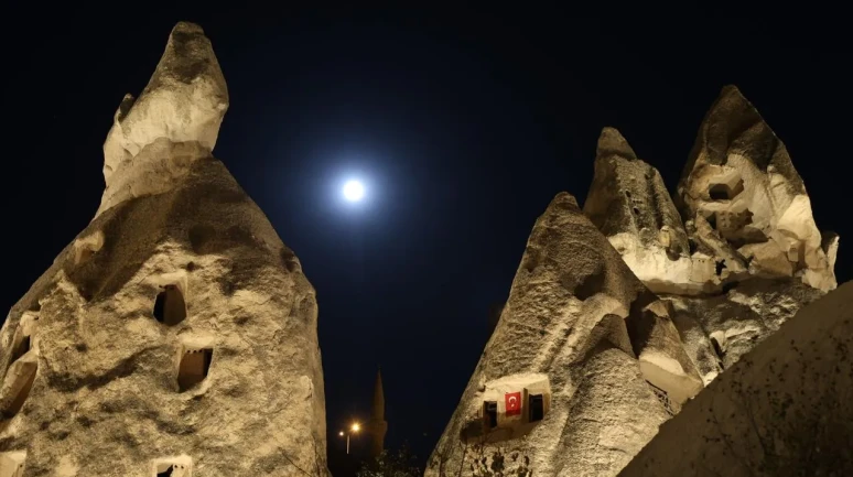 Kapadokya'da kunduz süper ay peribacalarıyla büyüleyici manzaralar oluşturdu