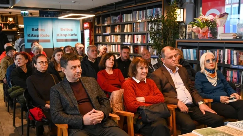 İstanbul'da Prof. Dr. Emre Kongar Beltaş Kitap Kafe'de okurlarıyla buluştu